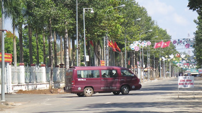 Gói thầu Nâng cấp tuyến đường nội bộ khu khuôn viên và vỉa hè đường 6 -1 trước UBND tỉnh Bình Phước chỉ có 3 nhà thầu nộp HSDT, bỏ giá sát nhau. Ảnh: Nguyễn Văn