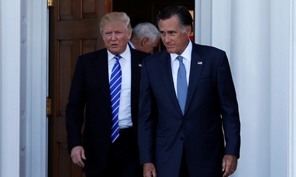 Mitt Romney (phải) đến gặp Tổng thống đắc cửMỹ Donald Trump tại Câu lạc bộ Golf quốc gia Trump ở Bedminster, bang New Jersey hôm 19/11. Ảnh:Reuters