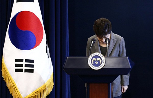 Bà Park cúi đầu trước bàiphát biểu hôm nay. Ảnh:Reuters