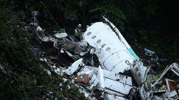Hiện trường máy bay rơi ở Colombia. Ảnh:AFP