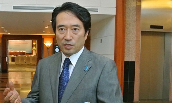 Phát ngôn viên Bộ Ngoại giao Nhật Bản Yasuhisa Kawamura trả lời phỏng vấn sau hội thảo.