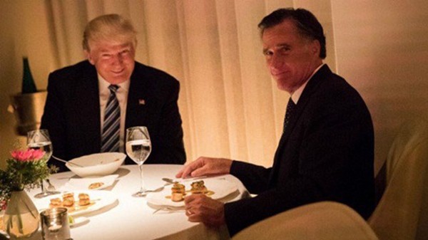 Donald Trump và Mitt Romney trong bữa tối tại nhà hàng Pháp ở New York hôm 29/11. 