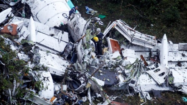 Các nhân viên cứu hộ làm việc tại hiện trường máy bay rơi ở Colombia. Ảnh:Reuters