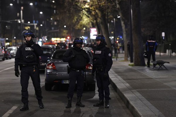 Cảnh sát Paris bên trong vành đai an ninh quanh nơi xảy ra vụ cướp có vũ trang, bắt cóc con tin ngày 2/12. Ảnh:AFP.