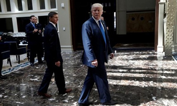 Donald Trump đi trong khuôn viên Khách sạn Quốc tế Trump ở Washington D.C. Ảnh:Reuters