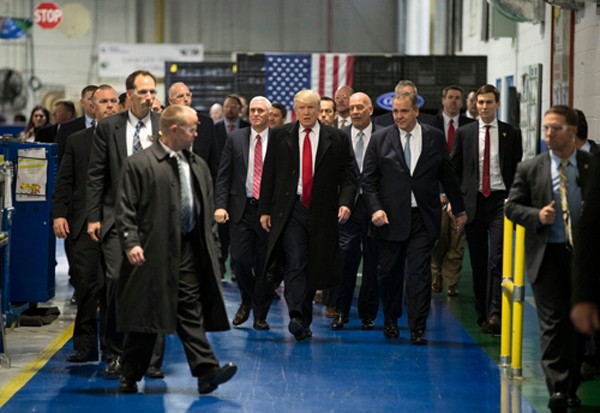 Trump và các trợ lý tới thị sát nhà máy của hãng Carrier ở bang Indiana. Ảnh:NYTimes