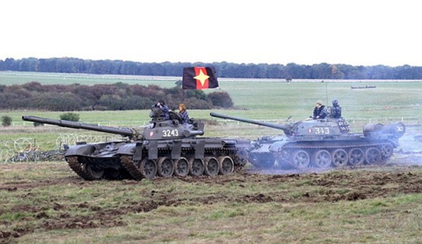 Xe tăng T-72 và T-55 tham gia tập trận. Ảnh:Livejournal.