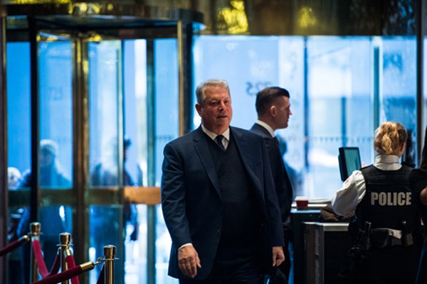 Cựu phó tổng thống MỹAl Gore đến ThápTrump để gặp ông Trump và con gái Ivanka hôm qua. Ảnh:New York Times