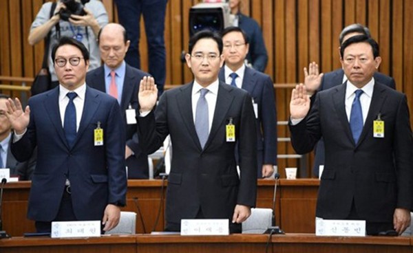 Lãnh đạo SK Group, Samsung và Lotte tại phiên điều trần. Ảnh:AFP