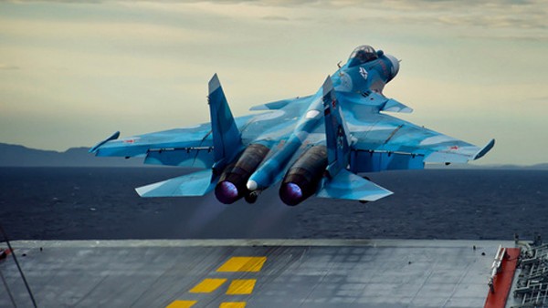 Một tiêm kích Su-33 cất cánh từ tàu sân bay Đô đốc Kuznetsov. Ảnh:The Sentinel.