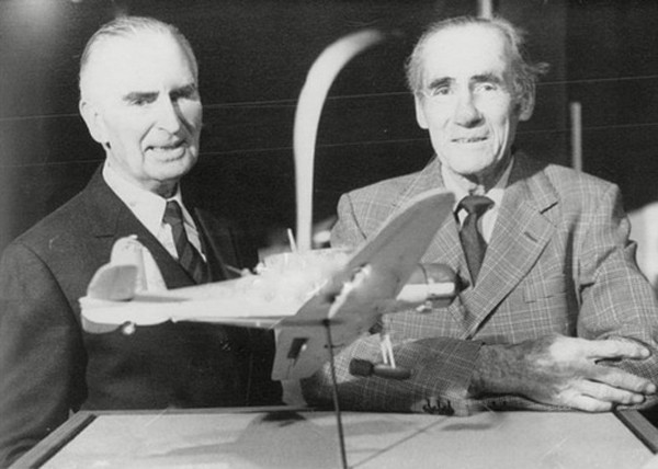 R.T Partridge (trái) và Horst Schopis trong lần gặp nhau năm 1977. Ảnh:Storie di Guerra.