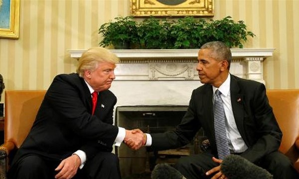 Tổng thống Barack Obama bắt tay người kế nhiệm Donald Trump trong cuộc gặp tại Nhà Trắng ngày 10/11. Ảnh:Reuters.