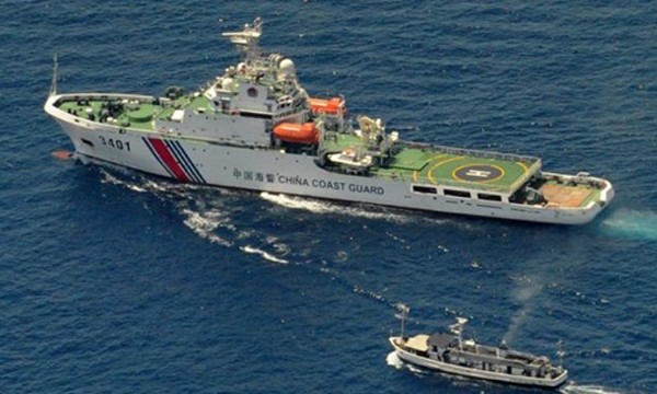 Tàu hải cảnh Trung Quốc (trên) chạm trán tàu cung ứng của Malaysia ở Biển Đông hồi năm 2014. Ảnh:AFP.