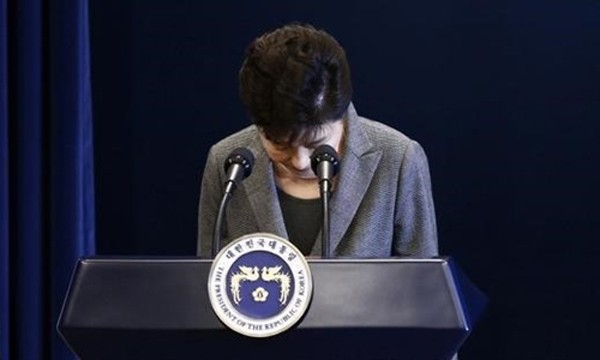 Tổng thống Hàn Quốc Park Geun-hye cúi đầu xin lỗi trong bài phát biểu ngày 29/11. Ảnh:Reuters.