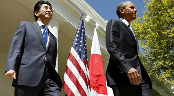 Thủ tướng Abesẽ là thủ tướng Nhậtđầu tiên thăm Trân Châu Cảngvới một tổng thống Mỹ. Ảnh:AP