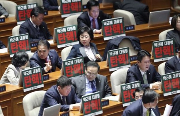 Các nghị sĩ đối lập trongquốc hội Hàn Quốc giương bảng có dòng chữ "Luận tội Tổng thống Park Geun-hye. Ảnh:AP