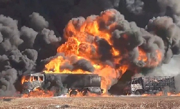 Xe tải chở dầu của Nhà nước Hồi giáo bị phá hủy sau một đợt không kích ở Syria. Ảnh:YouTube/RFS Media Office.