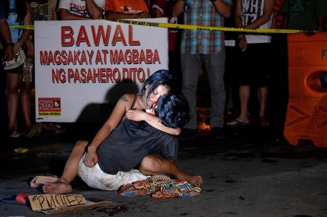 Người thân ôm thi thể nghi phạm buôn bán ma túy bị bắn chết trên đường phố Philippines (Ảnh: Reuters)