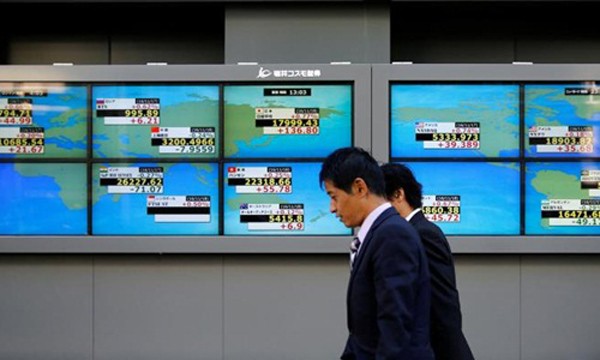 Bảng điện tử bên ngoài một công ty chứng khoán ở Nhật Bản. Ảnh:Reuters