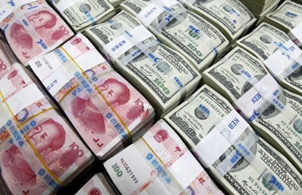 Trung Quốc đang bán USD để hỗ trợ nội tệ. Ảnh:Reuters
