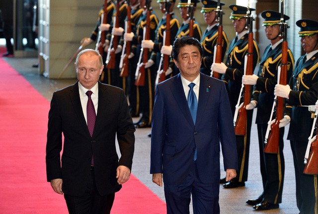 Tổng thống Vladimir Putin (trái) và Thủ tướng Shinzo Abe trong cuộc hội đàm hôm nay 16/12 (Ảnh: Reuters)