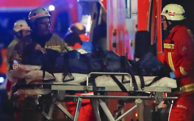 Lực lượng cứu hộ đưa người bị thương ra khỏi hiên trường vụ tấn công ở Đức (Ảnh: Reuters)