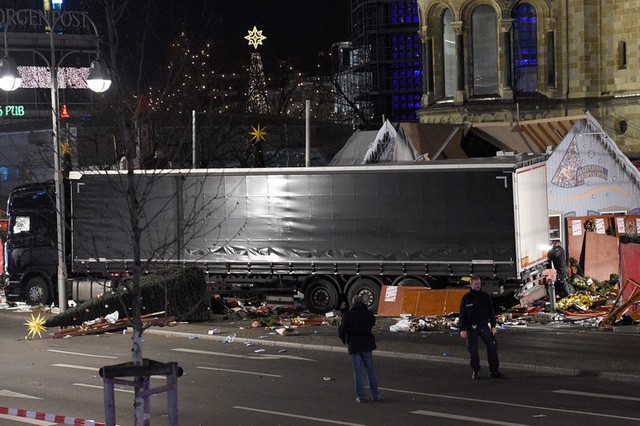 Chiếc xe tải màu đen đã lao vào khu chợ với tốc độ khoảng 65km/h. (Ảnh: Reuters)