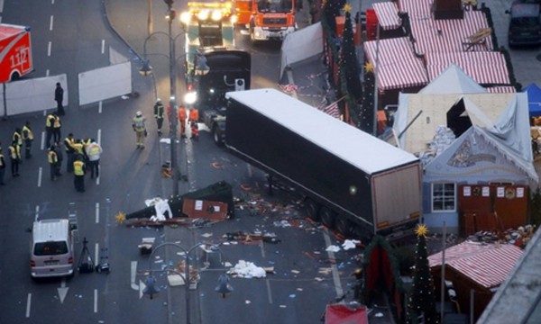 Hiện trường vụ lao xe tải ở thủ đô Berlin, Đức. Ảnh:Reuters.