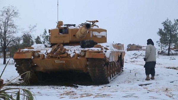Một phiến quân IS bên cạnh chiếc Leopard 2A4 vừa bị thu giữ. Ảnh:Defence Blog.