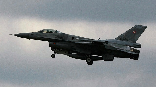 Một máy bay chiến đấu F-16 của Ba Lan (Ảnh: Reuters)