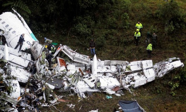 Xác máy bay chở đội bóng Brazil rơi ở vùng núi Colombia hôm 28/11. (Ảnh: Reuters)