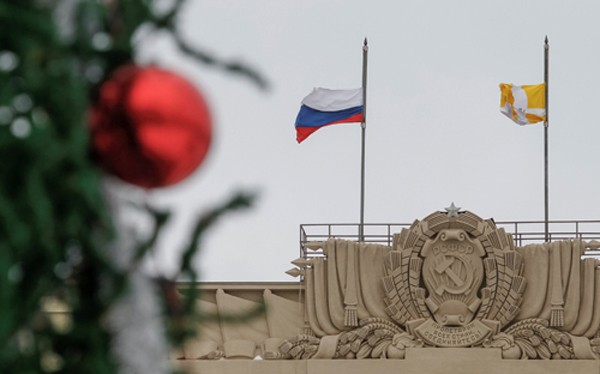 Các lá cờ được treo rủ trước một tòa nhà chính quyền ở thành phố phía namStavropol, Nga. Ảnh:Reuters