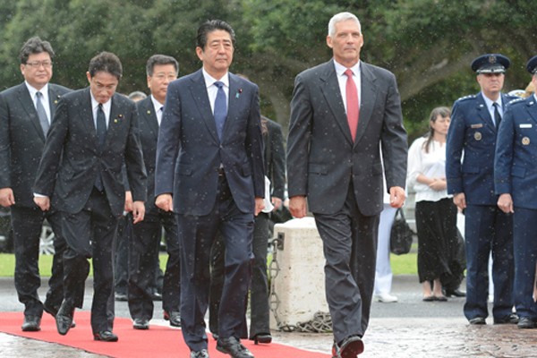 Thủ tướng Abe và ôngJames Horton (phải), giám đốcNghĩa trang Tưởng niệm Quốc gia Thái Bình Dương, Hawaii, Mỹ. Ảnh:Reuters