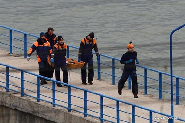 Một thi thể nạn nhân máy bay rơi được vớt lên từ dưới biển. Ảnh:Xinhua