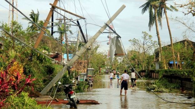 Bão Nock-Ten đã gây ngập lụt và mất điện ở nhiều nơi (Ảnh: Reuters)