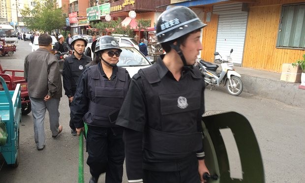 Cảnh sát đi tuần trên đường phố tại Urumqi, Tân Cương (Anhr: Guardian)