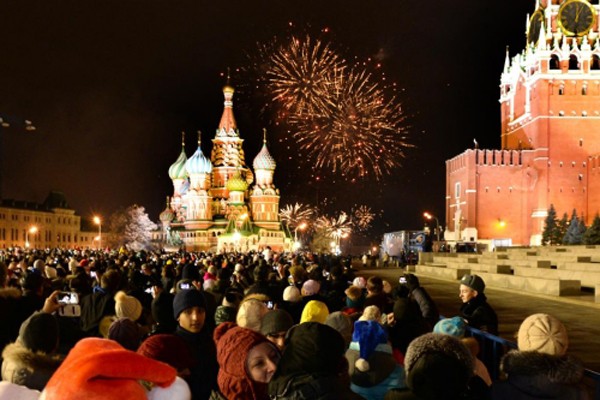 Pháo hoa mừng năm mới 2015 tại Quảng trường Đỏ, trước Điện Kremlin. Ảnh:AFP