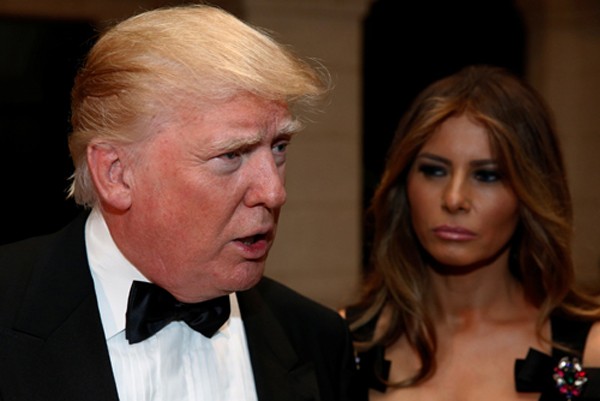 Ông Trump trả lời các phóng viên trên đường đến tiệc đón năm mới tại biệt thự Mar-a-Lago ở Palm Beach, bang Florida, cùng vợ. Ảnh:Reuters