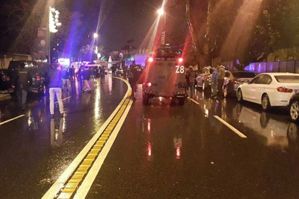 Lực lượng cảnh sátbên ngoàihộp đêmReina ở khuBesiktas của thành phố Istanbul. Ảnh:Twitter