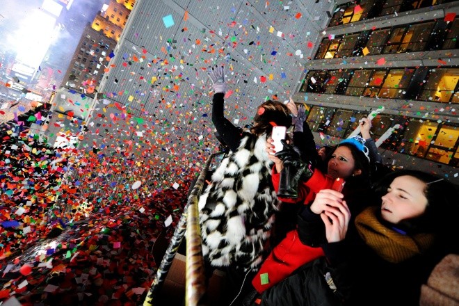 Biển người vỡ òa trên Quảng trường Thời đại Mỹ khoảnh khắc năm mới
