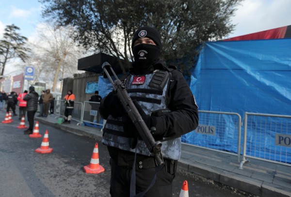 Cảnh sát Thổ Nhĩ Kỳ đứng gác tại hiện trường vụ xả súng. Ảnh:Reuters