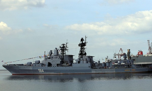 Tàu chống ngầm Đô đốc Tributs neo tại cảng ở Philippines ngày 3/1. Ảnh:Reuters.