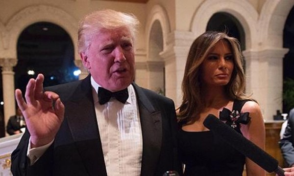 Tổng thống đắc cử Trump và phu nhân Melina trả lời phỏng vấn trong tiệc giao thừa 31/12/2016 ở Florida. Ảnh: AFP
