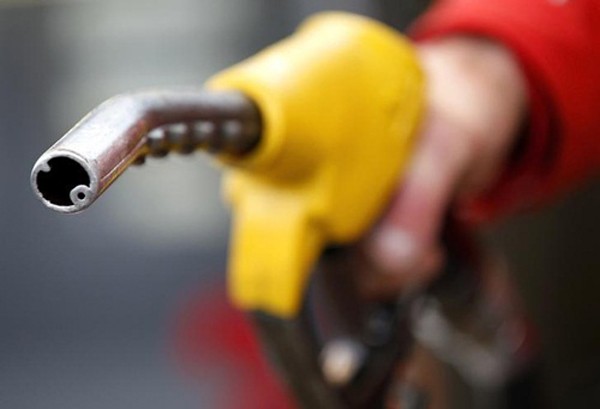 Giá dầu thô được kỳ vọng tăng nhờ dư cung được giải quyết. Ảnh:Reuters