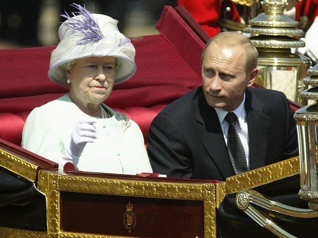 Tổng thống Nga Vladimir Putin và Nữ hoàng Anh Elizabeth II tại London vào năm 2003. (Ảnh: Getty)