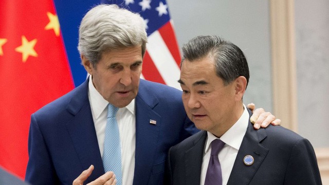 Ngoại trưởng Mỹ John Kerry (trái) và người đồng cấp Vương Nghị trong cuộc trò chuyện hồi tháng 9/2016 (Ảnh: AFP)