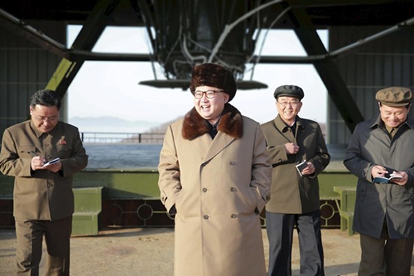 Lãnh đạo Triều Tiên Kim Jong-un cười khi thăm trung tâm vũ trụ Sohae trong cuộc thử nghiệm động cơ ICBM. Ảnh:Reuters