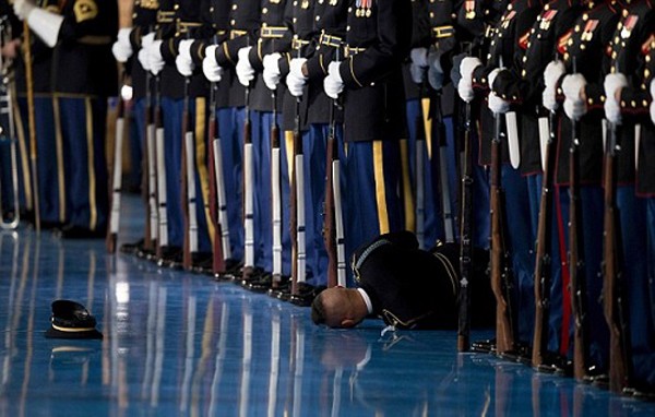 Thành viên đội danh dự Mỹ ngất xỉu trong lễ từ biệt của Obama. Ảnh:AFP