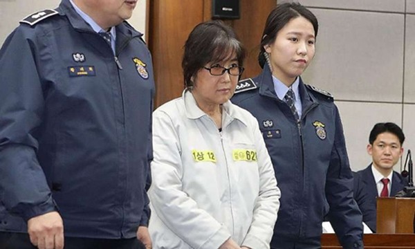 Choi Soon-sil, bạn thân tổng thống Hàn Quốc xuất hiện tại tòa. Ảnh:AFP
