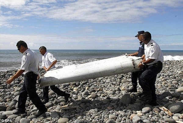 Mảnh cánh máy bay MH37 được tìm thấy ở Reunion. Ảnh:Reuters